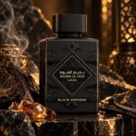Bade'e Al Oud Black Exposed Lattafa Eau de Parfum con fondo creativo negro oud
