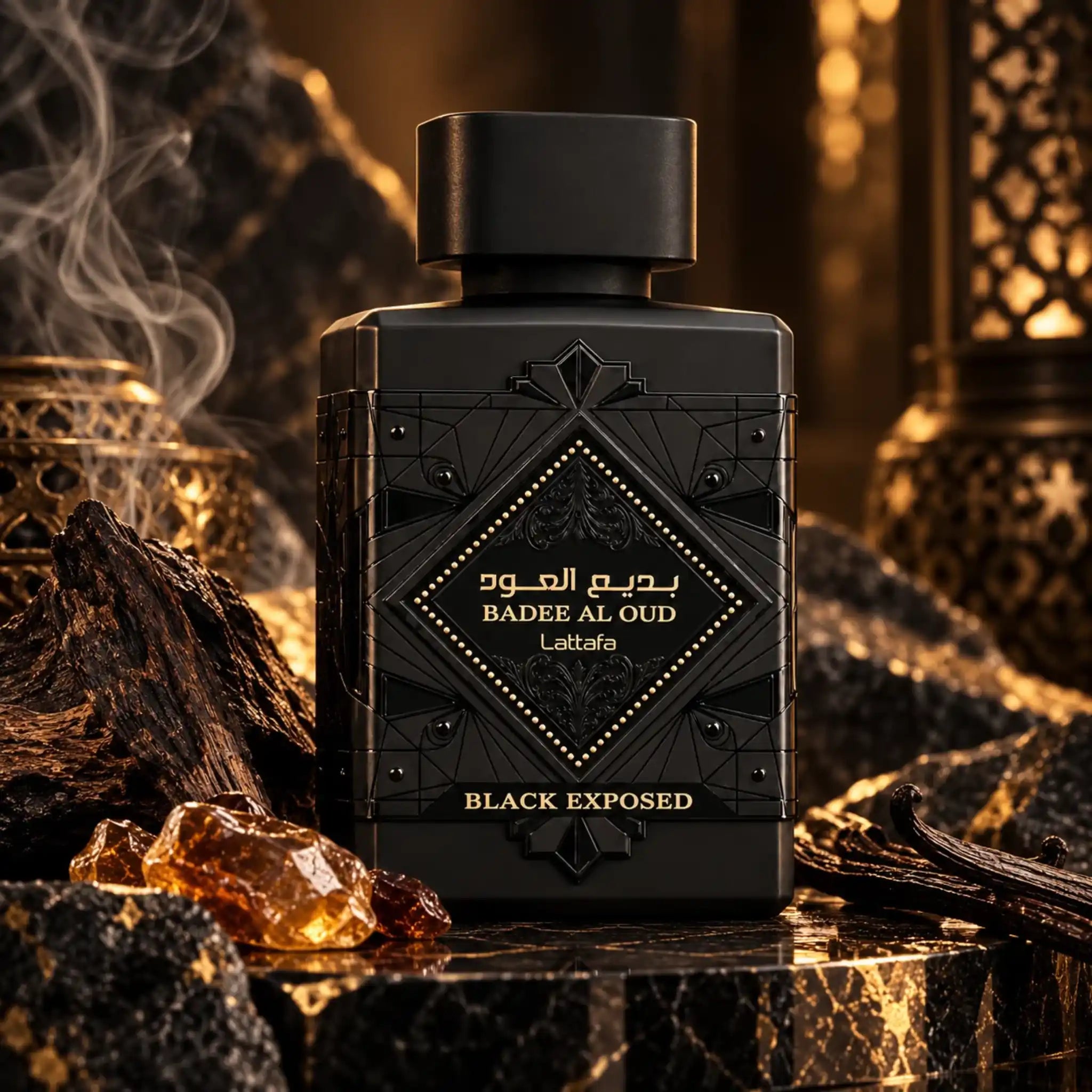 Bade'e Al Oud Black Exposed Lattafa Eau de Parfum con fondo creativo negro oud