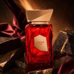 Chaos French Avenue Extrait de Parfum con fondo de piedras negras y rojas