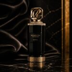 Fondo creativo negro del perfume Momento Riiffs Extrait de Parfum